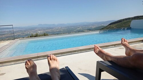 Vacation home with swimming pool and exceptional view of the Rhône valley