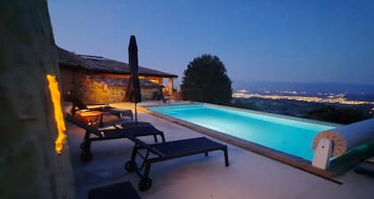 Vacation home with swimming pool and exceptional view of the Rhône valley