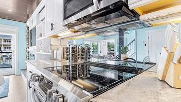 Jääkaappi, mikroaaltouuni, uuni, liesi