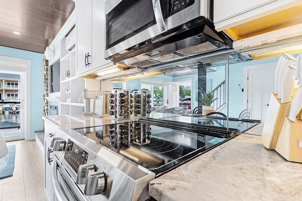 Frigorífic, microones, forn i placa de cuina