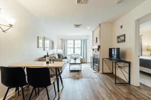 Älytelevisio, takka, pöytäjalkapallopöytä