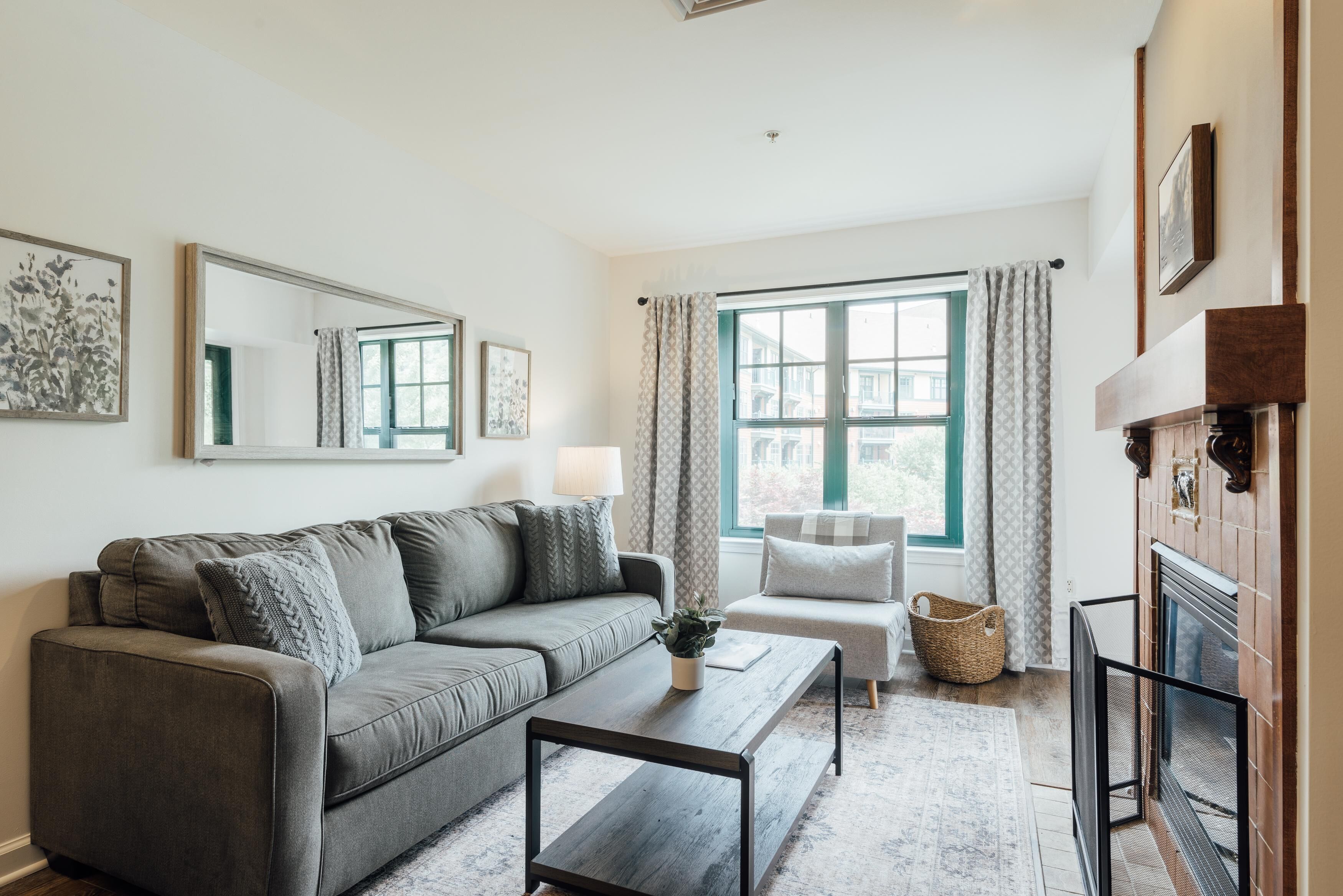 Älytelevisio, takka, pöytäjalkapallopöytä