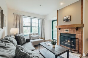 Älytelevisio, takka, pöytäjalkapallopöytä