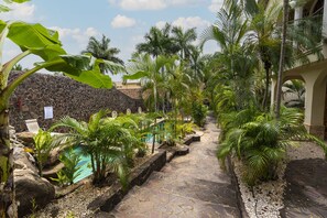 Una piscina al aire libre