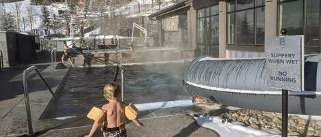 Innendørsbasseng og utendørsbasseng