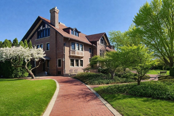 Cheney Mansion 4 min walk