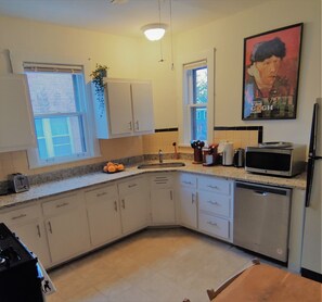 Jääkaappi, mikroaaltouuni, uuni, liesi