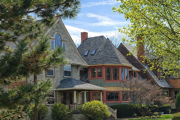 The so called Frank Lloyd Wright Bootleg Houses are just next door on Chicago Avenue.