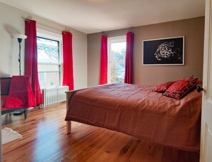 3 bedrooms, desk, iron/ironing board, WiFi (free)
