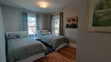 3 bedrooms, desk, iron/ironing board, WiFi (free)