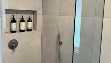 Shower, jetted bath, hair dryer, towels
