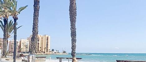 靠近海滩