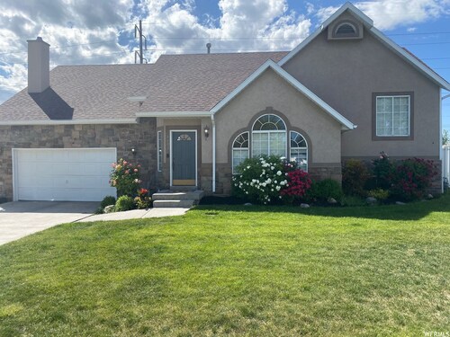 Lovely Basement Suite-2 bedrooms/1 bath with FULL kitchen and laundry!!!