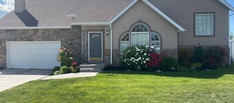 Lovely Basement Suite-2 bedrooms/1 bath with FULL kitchen and laundry!!!