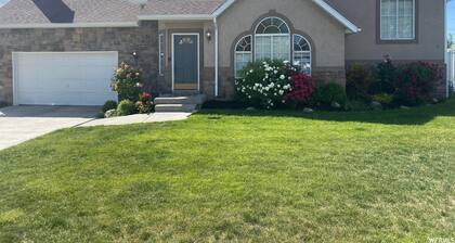 Lovely Basement Suite-2 bedrooms/1 bath with FULL kitchen and laundry!!!