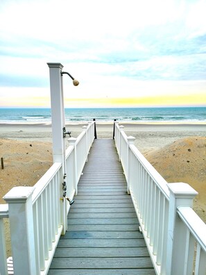 Plage, chaises longues, serviettes de plage