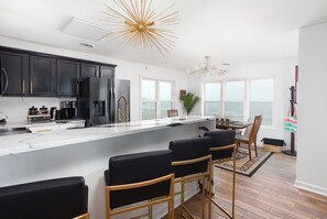 Jääkaappi, mikroaaltouuni, uuni, liesi