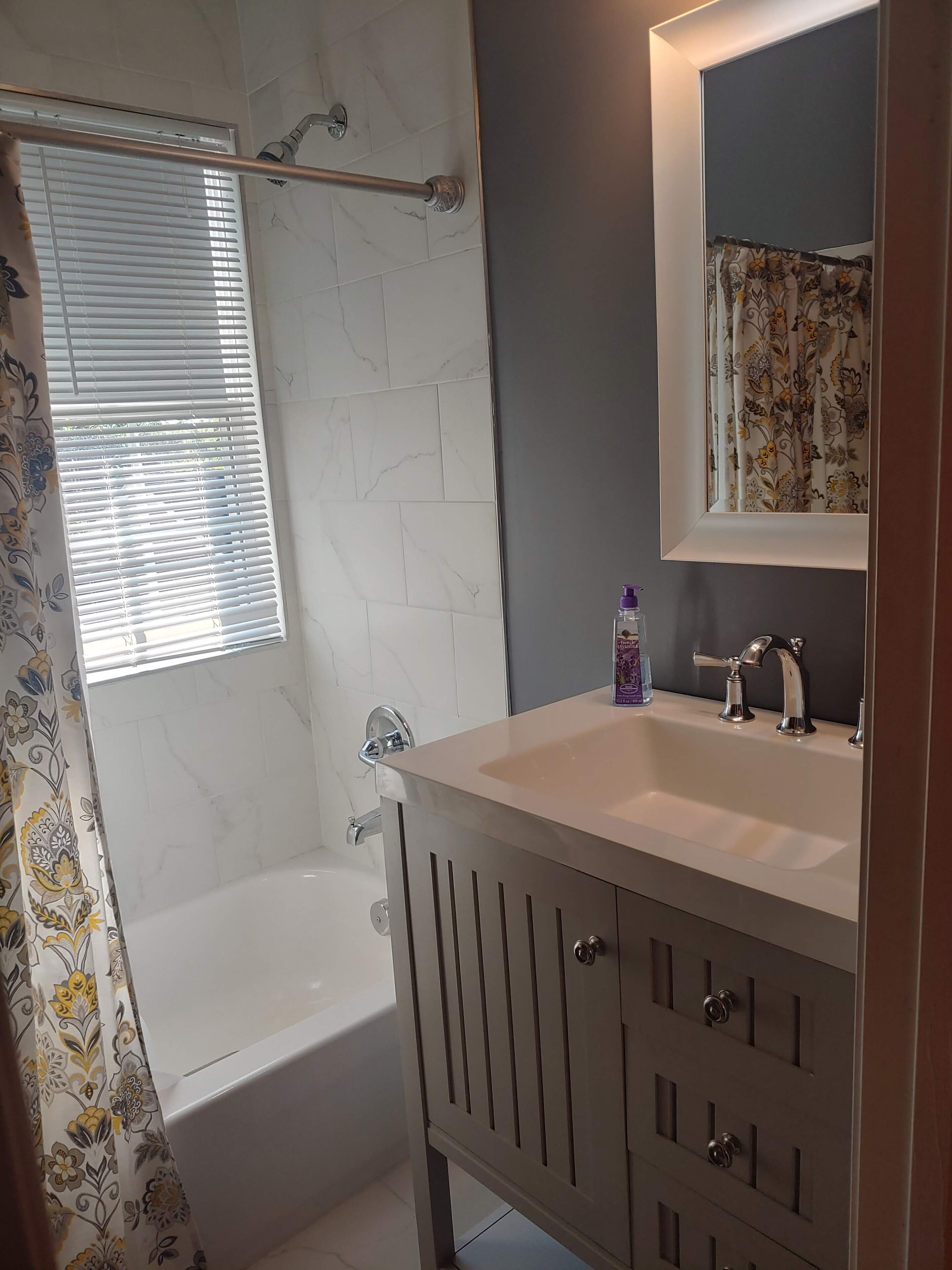 Ensemble douche/baignoire, sèche-cheveux, serviettes fournies, savon