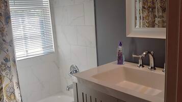 Ensemble douche/baignoire, sèche-cheveux, serviettes fournies, savon