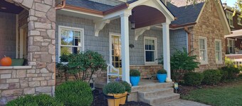 Charming Highlands Carriage House 2 beds/2bath 
NO POOL