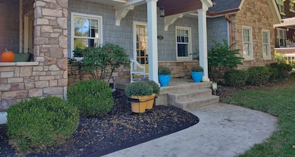 Charming Highlands Carriage House 2 beds/2bath
NO POOL