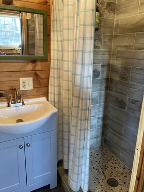 Douche, serviettes fournies, savon, papier toilette