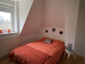 2 bedrooms, iron/ironing board, free WiFi, bed sheets