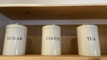 Een bad, een haardroger, handdoeken, zeep