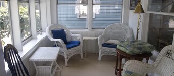 Charming 4 Bedroom Cottage in Lakeside w/ 4 person golf cart and linens