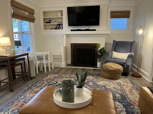 Charming 4 Bedroom Cottage in Lakeside w/ 4 person golf cart and linens 