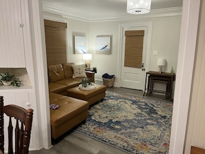 Smart TV, books - Charming 4 Bedroom Cottage in Lakeside w/ 4 person golf cart and linens  (Lakeside Marblehead)