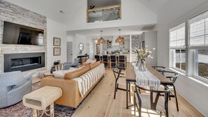 Living area - Rusted Roots Retreat NEW build with amazing furnishing on Smith Lake (Crane Hill)