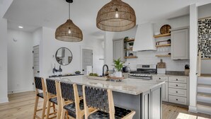 Private kitchen - Rusted Roots Retreat NEW build with amazing furnishing on Smith Lake (Crane Hill)
