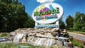 Placa do resort Margaritaville Lake Resort com uma cascata em frente.