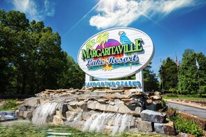 Naamplaatje voor Margaritaville Lake Resort met een waterval op de voorgrond.