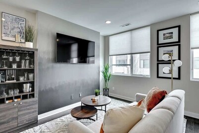 Skyline Stay - Near Downtown & Zoo+ Garage+Rooftop