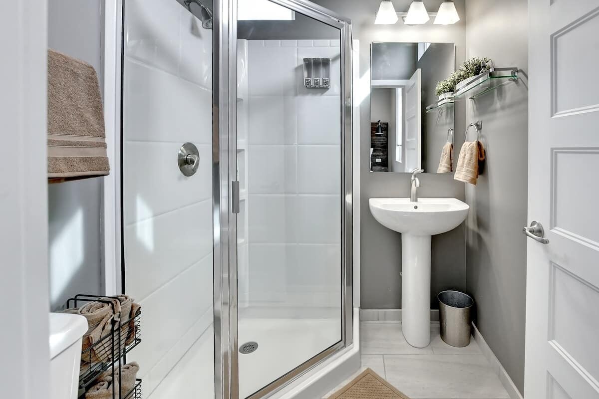 Ensemble douche/baignoire, sèche-cheveux