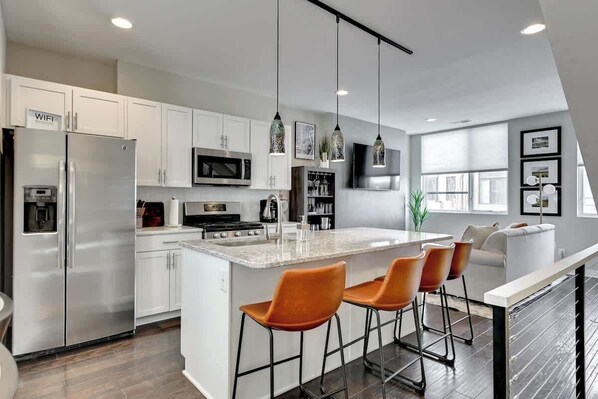 Refrigerador, microondas, horno y parrilla de estufa 