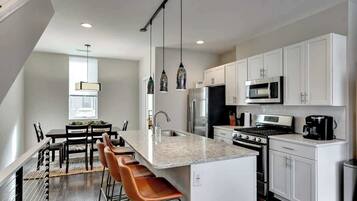 KylskÄp, mikrovÄgsugn, ugn och spishÀll