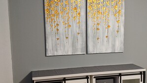 Une pièce avec un mur gris, un plancher en bois et un meuble de rangement blanc doté de plusieurs compartiments.