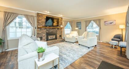 Cozy 4 bedroom home. Just 2 miles from Drake University. Easy access to I235.