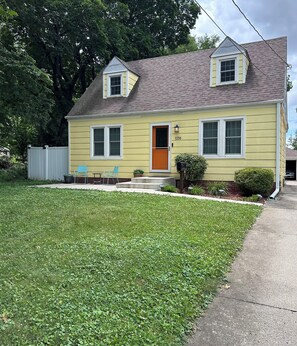Exterior - Cozy 4 bedroom home. Just 2 miles from Drake University. Easy access to I235. (Des Moines)