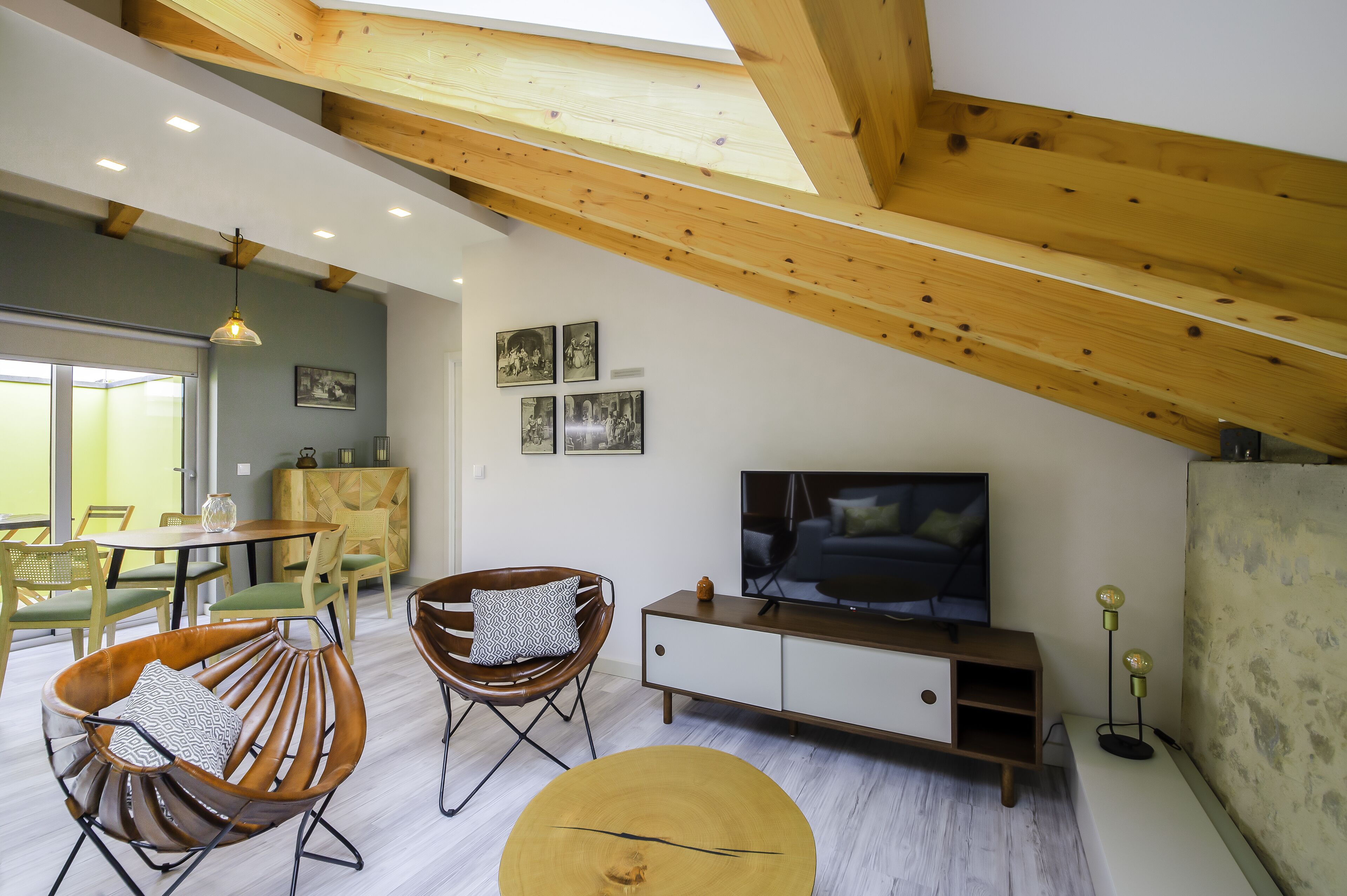 Apartamento familiar | Zona de estar | Televisión de pantalla plana de 80 cm con canales por cable