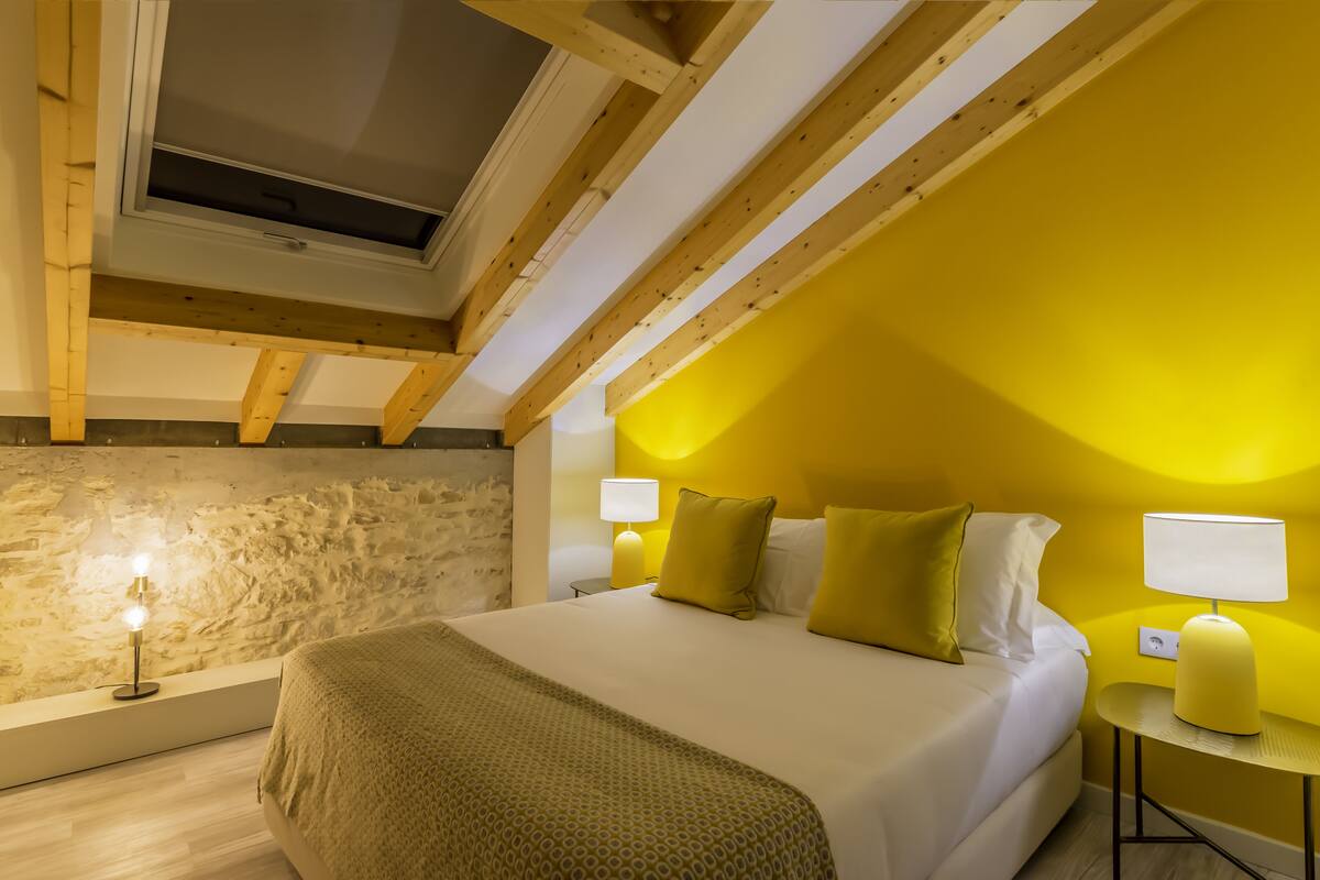 Premium bedding, soundproofing, travel crib, WiFi (free)