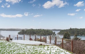 Property grounds - Gorgeous home in Fjell with WiFi (Fjell)