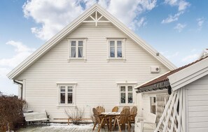Outdoor dining - Gorgeous home in Fjell with WiFi (Fjell)