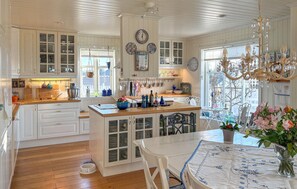 Frigorífico, horno, placa de cocina y lavavajillas