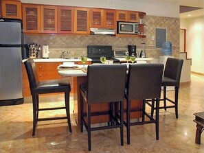 Réfrigérateur, four à micro-ondes, un four, surface de cuisson