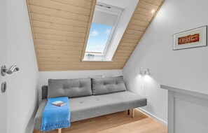 Una televisión, una chimenea