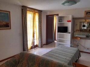 1 soveværelse, skrivebord, strygejern/strygebræt, weekendseng